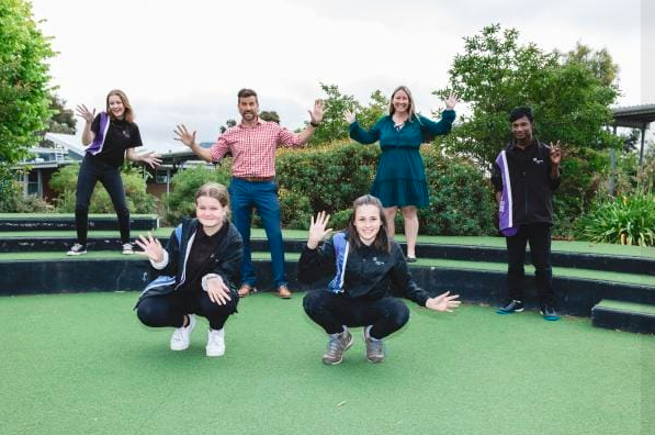 Kids_Thrive's tweet photo. Thanks to @GeelongIndy  for the recent showcase of our amazing Kids as Catalysts program which won the @PhilanthropyAus Community Philanthropy Award.
Here's our GM Ben Cooper with some of the team at the school. Feel free to call or message if you want to chat about it. https://t.co/GsxflyF0DM