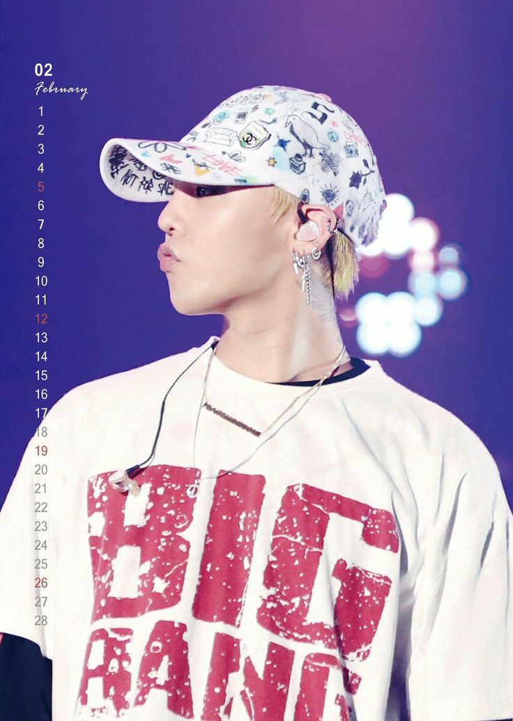 G-dragon makes this pouty duck face ; a thread