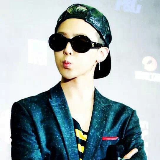 G-dragon makes this pouty duck face ; a thread