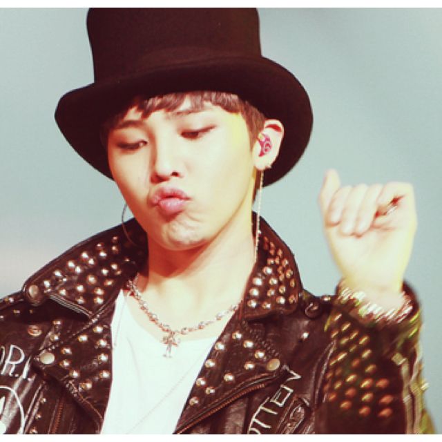 G-dragon makes this pouty duck face ; a thread