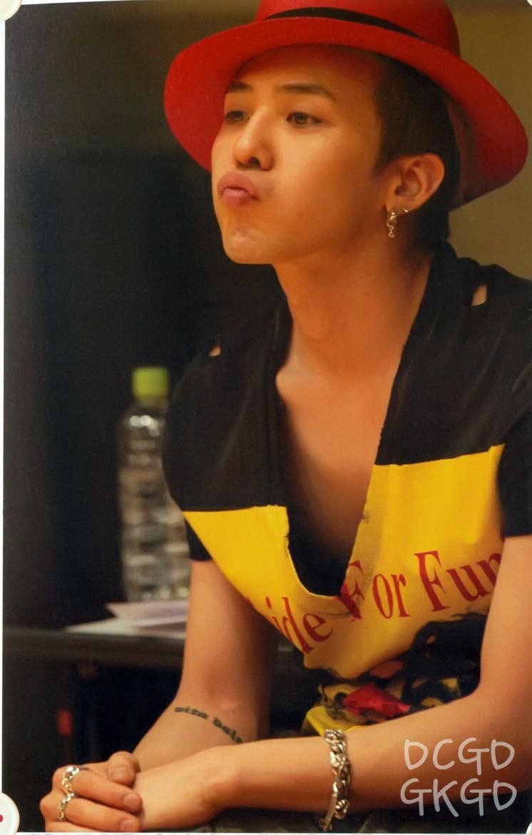 G-dragon makes this pouty duck face ; a thread