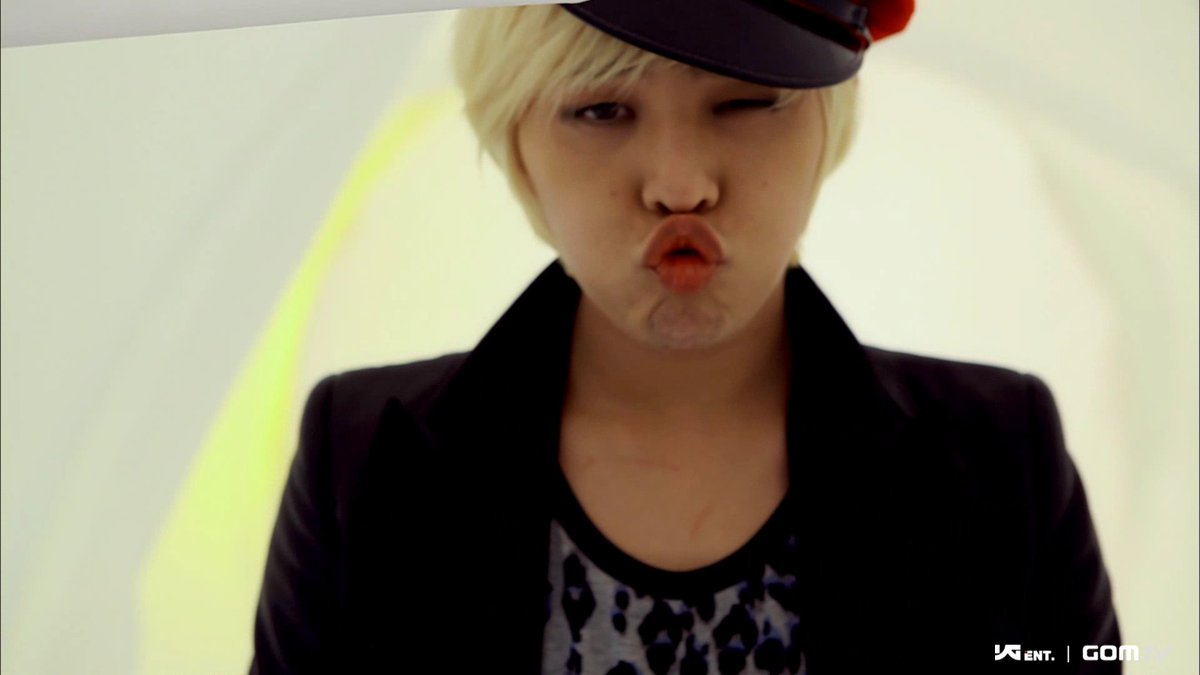 G-dragon makes this pouty duck face ; a thread