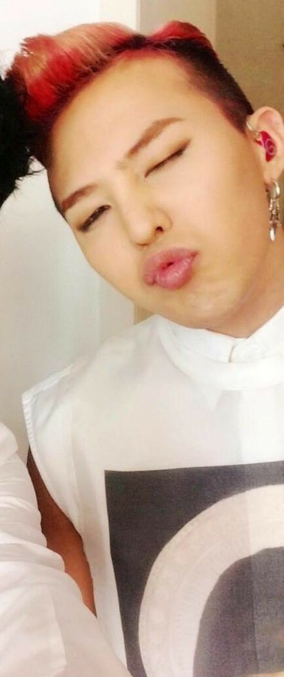 G-dragon makes this pouty duck face ; a thread