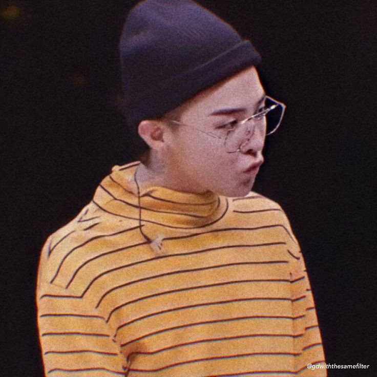 G-dragon makes this pouty duck face ; a thread