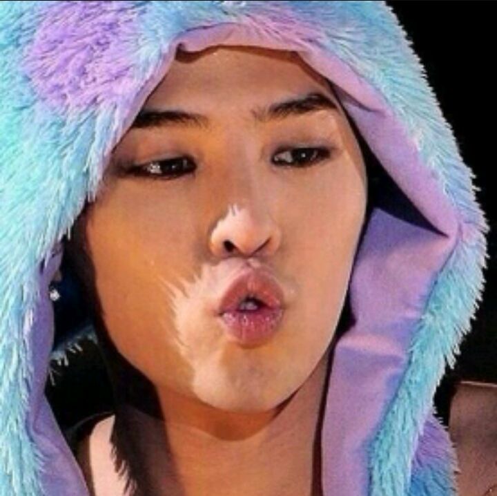 G-dragon makes this pouty duck face ; a thread