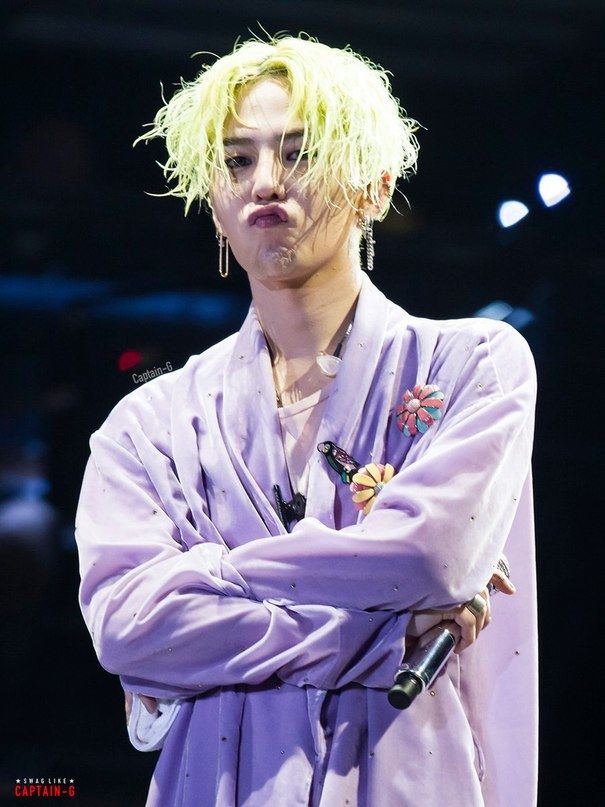 G-dragon makes this pouty duck face ; a thread