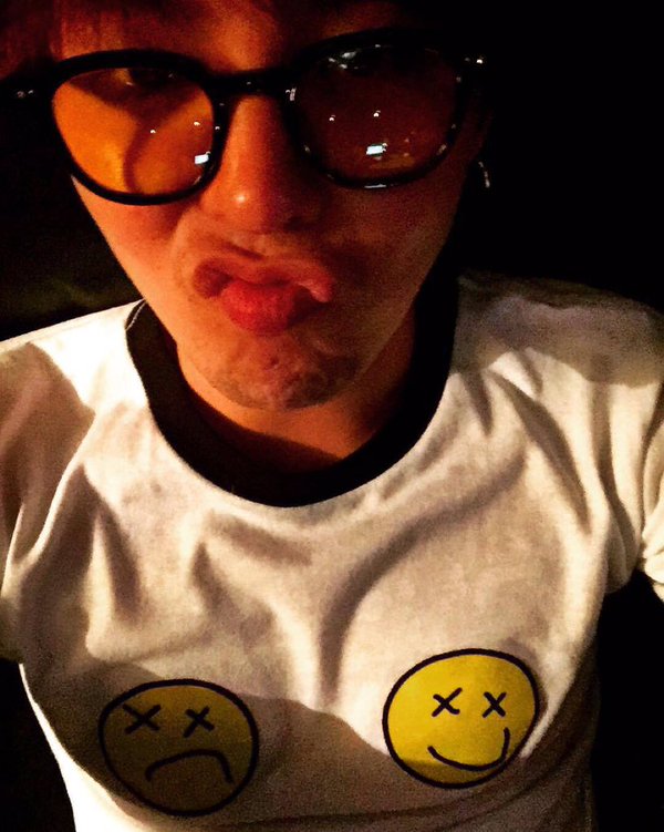 G-dragon makes this pouty duck face ; a thread