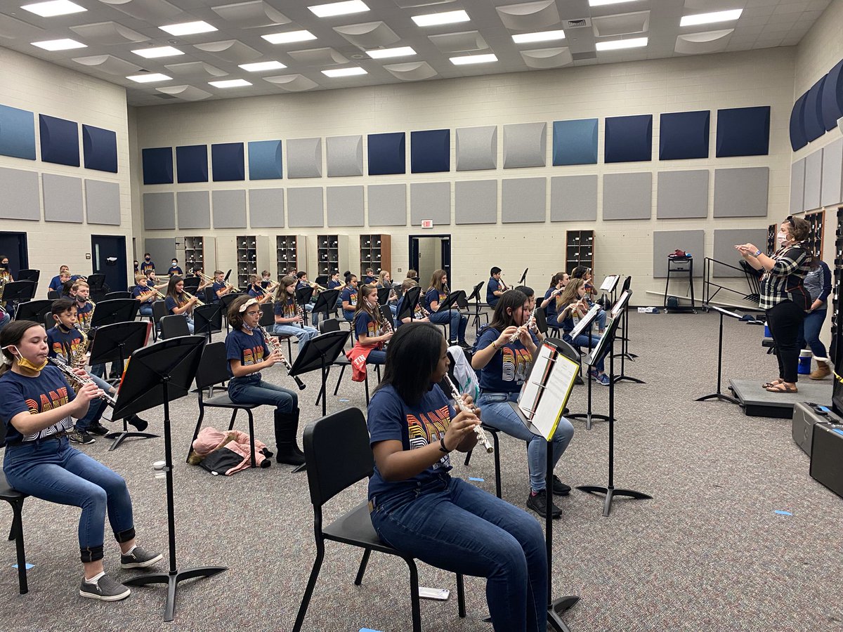 wwjhband's tweet photo. Next up, the NIS Silver Band! So many great things gapping at NIS. The future is bright! @FineArtsTomball #northpointe https://t.co/R4axFHQEi8