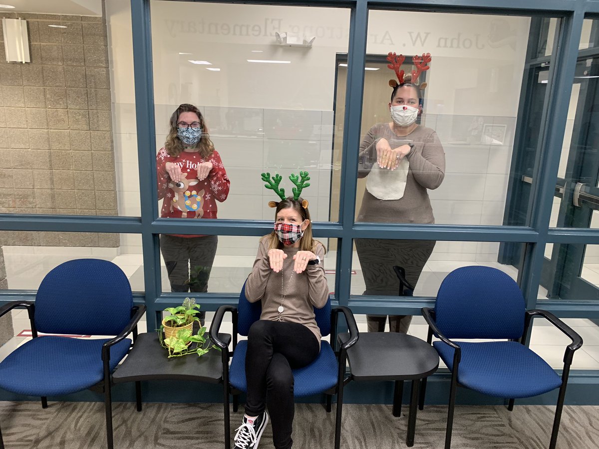 laurenadimas's tweet photo. Oh deer! Christmas is almost here! #aesholidaycontest #interventionteam @AES_Aviators https://t.co/kJoxE2HJqF
