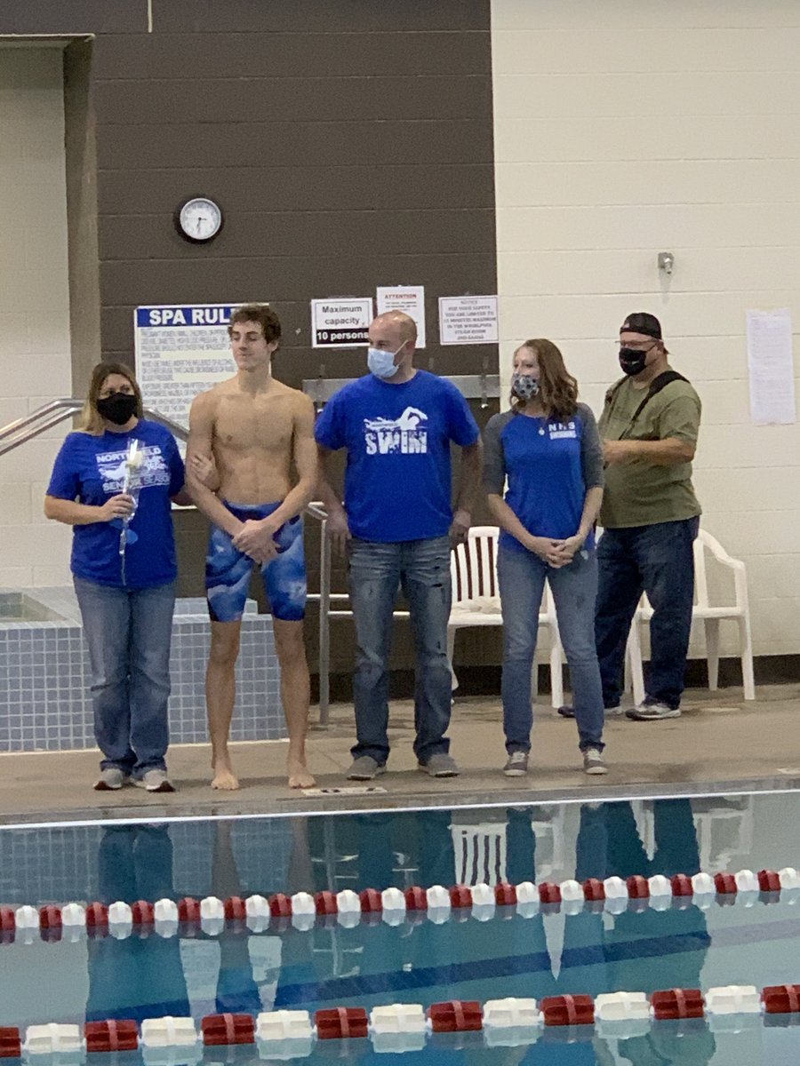 squireathletics's tweet photo. Two more pictures from a Fantastic evening. 

Carissa Edwards hits the trifecta with her third beautiful anthem performance. We love Squire Choir. 

Also, here is our friend &amp; fellow Squire Shark Grant Dale from Northfield https://t.co/2NAUBIYJmi