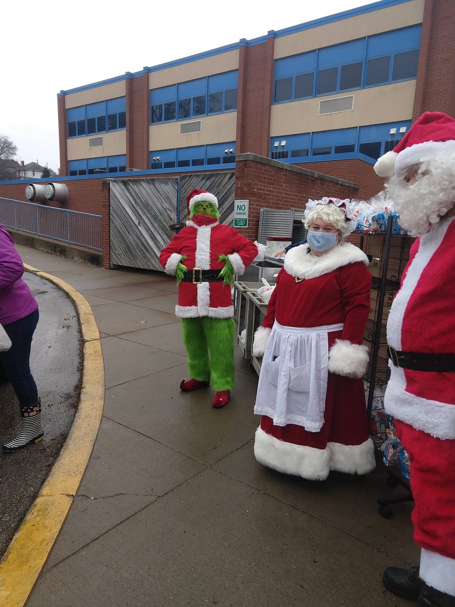 Liz26623267's tweet photo. The Grinch's heart was HUGE today!  A surprise for all the kids and parents at lunch pickup.  He only stole one goody bag, but he gave sooo much!  @TCanonmcmillan @TNG_JanetC @canon_mac @TNG_Corporate https://t.co/LvNib26hpO