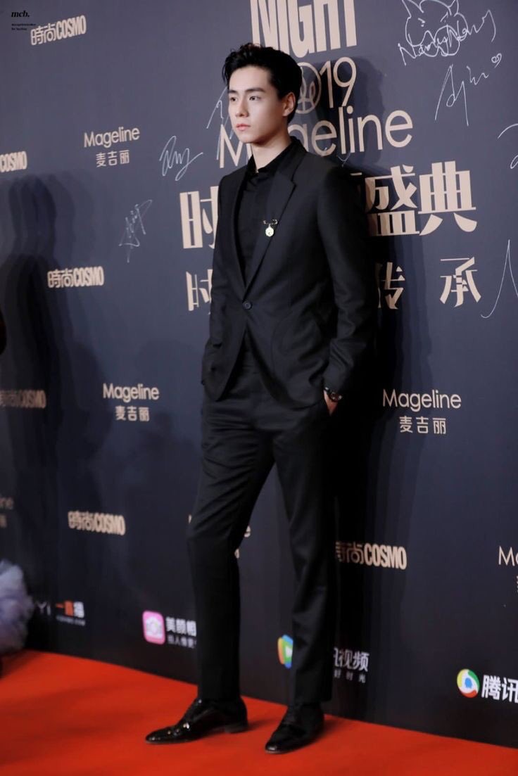 SWayPrk's tweet image. 𓂀

                        ༆ Boda Joyny

—Llega a la boda junto a sus padres y su hermano. Tenían ya un par de días en Tailandia entre los festejos previos a la boda y ahora la unión se daría finalmente.—