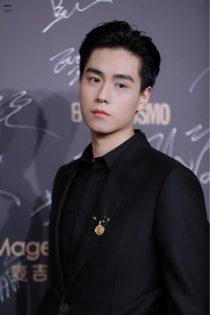 SWayPrk's tweet image. 𓂀

                        ༆ Boda Joyny

—Llega a la boda junto a sus padres y su hermano. Tenían ya un par de días en Tailandia entre los festejos previos a la boda y ahora la unión se daría finalmente.—