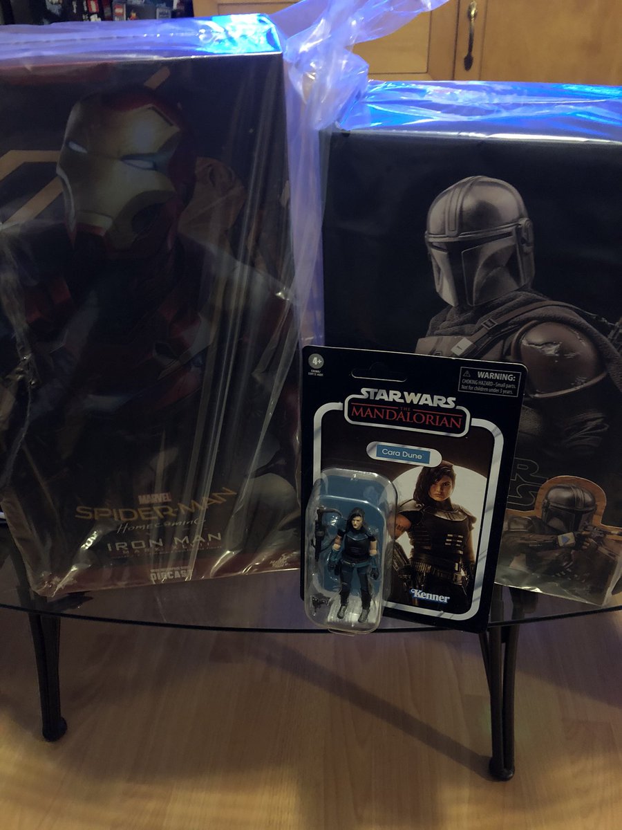 KaitarsRealm's tweet photo. Well was a good day from the mail man π. #ironman #TheMandalorian #ThisIsTheWay #hottoysofficial #collectsideshow https://t.co/YIIQ1vz1Lc