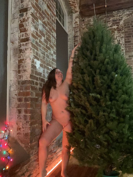 I am 5&rsquo;7. How tall is our tree 🌲 https://t.co/6V6Yk5TRqf<a href="/tag/thickchick"class="tags"><span>#thickchick</span></a>
