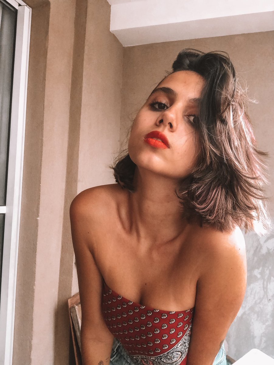 gomeztotexas's tweet photo. aline 20 anos sp taurina ama tirar fotos e รฉ biscoteira pra crl, e vcs? #askderek https://t.co/1sekNqf7HW