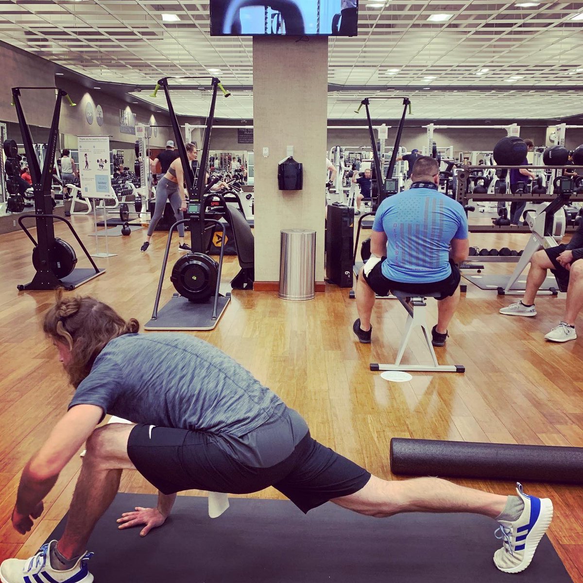 LSUSsports's tweet photo. Warming up inside cuz it’s too damn cold outside! Side plank into runners lunge #warmup #stability #flexible #strength #balance #yoga #gym  #menshealth #mentalstrength  #gymlife  #sideplank #plank #athletic #bodytransformation #transformation #weightloss #weightlossjourney https://t.co/XylU8CtQg4