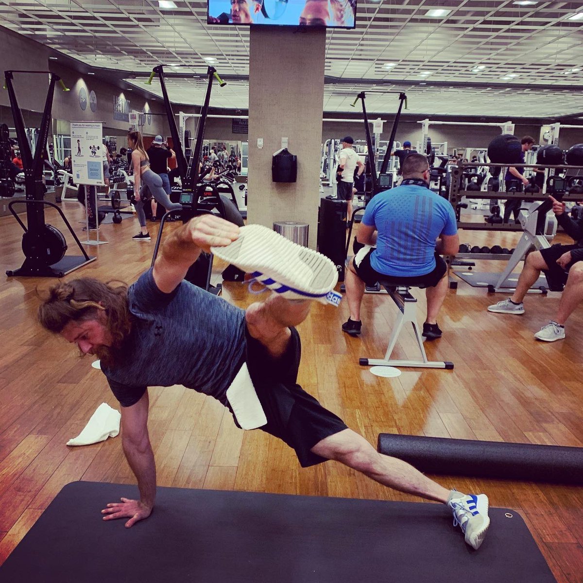 LSUSsports's tweet photo. Warming up inside cuz it’s too damn cold outside! Side plank into runners lunge #warmup #stability #flexible #strength #balance #yoga #gym  #menshealth #mentalstrength  #gymlife  #sideplank #plank #athletic #bodytransformation #transformation #weightloss #weightlossjourney https://t.co/XylU8CtQg4
