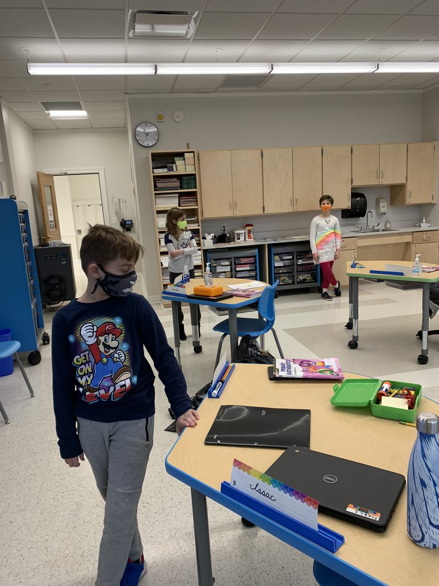 scooperga4's tweet photo. Exploring mixed numbers by counting fourths around the circle. #greenacrespride https://t.co/sukok4CvR7