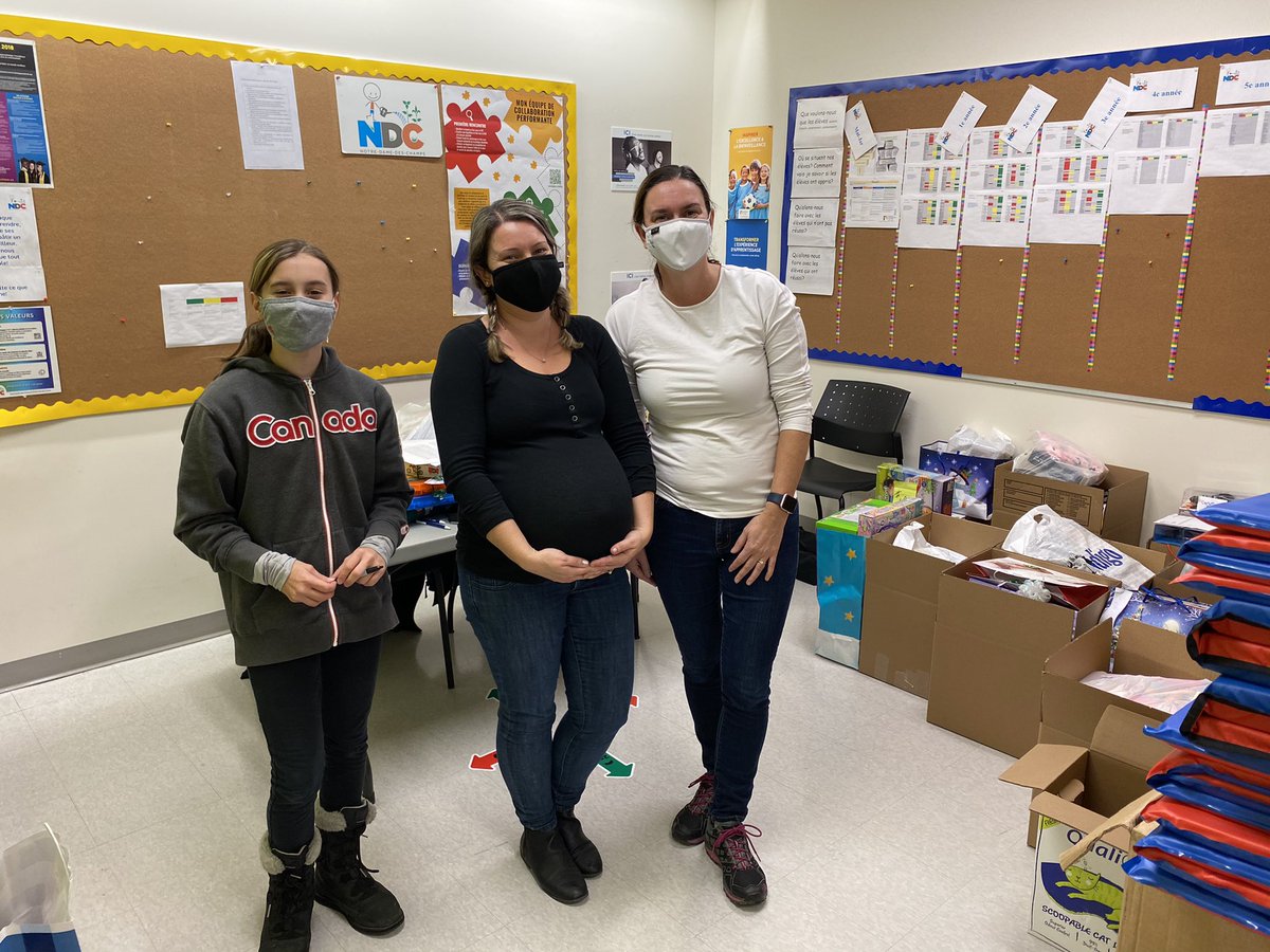 ecole_NDC's tweet photo. Les lutins Kandalaft et Bouillon préparent le sac du Père Noël @ecole_NDC #conseildecole #flocons https://t.co/7ijBNUrnmK