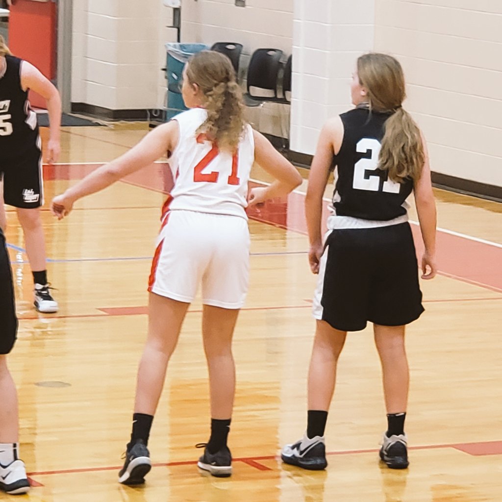 gayleydeemom3's tweet photo. Cousin versus cousin in El Campo tonight...💛🖤❤ #JGD #SealyJH #TigerBasketball #8thA #Kye #21times2 https://t.co/sJkrcQ7OS1