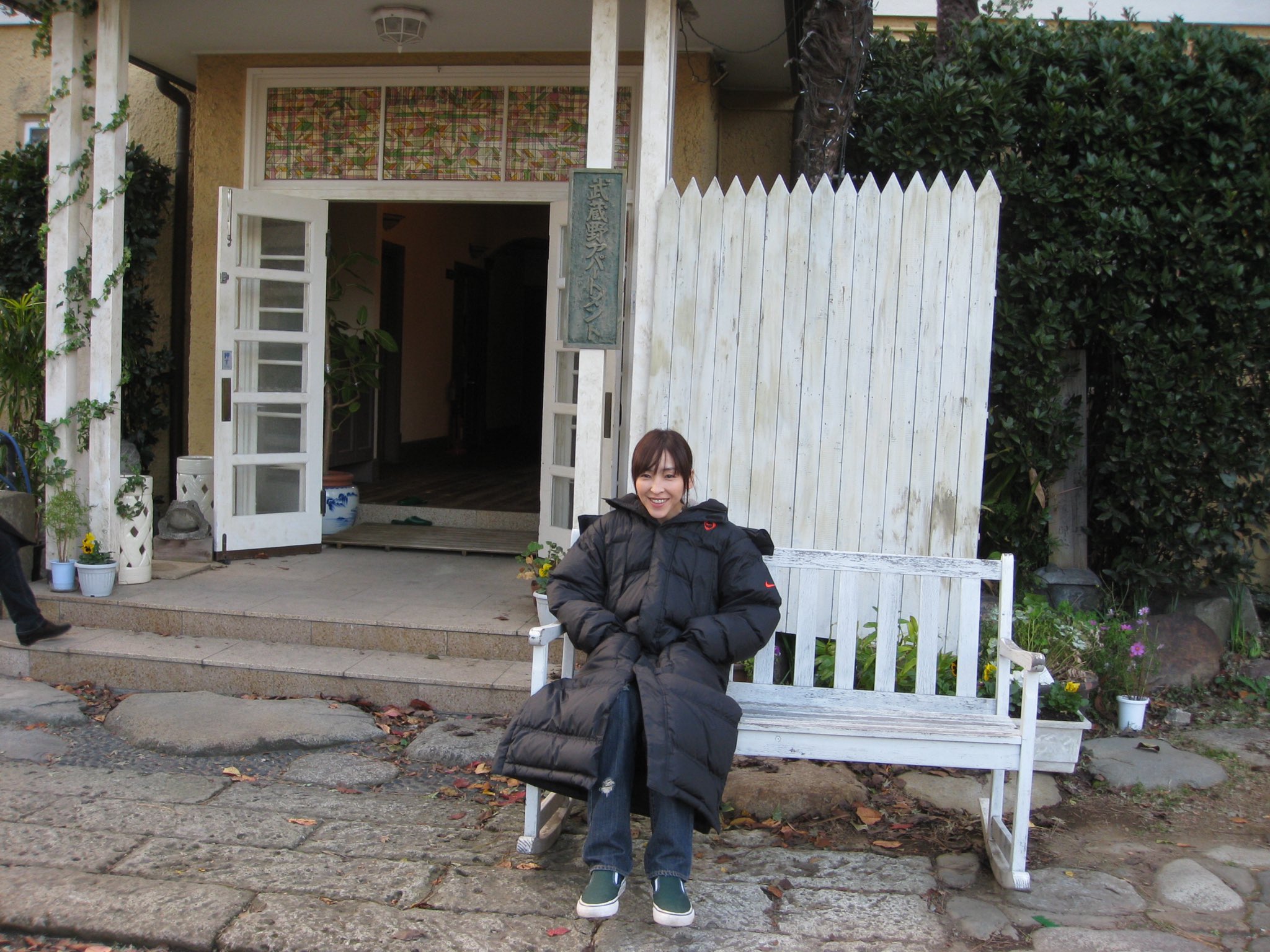 麻生久美子mg 公式 09年公開の映画 おと な り 麻生演じる七緒の住むアパートの外観と働いている花屋さんです アパートの外観は映画のポスターでも使われてます おとなり T Co Zf0hy5swjg Twitter