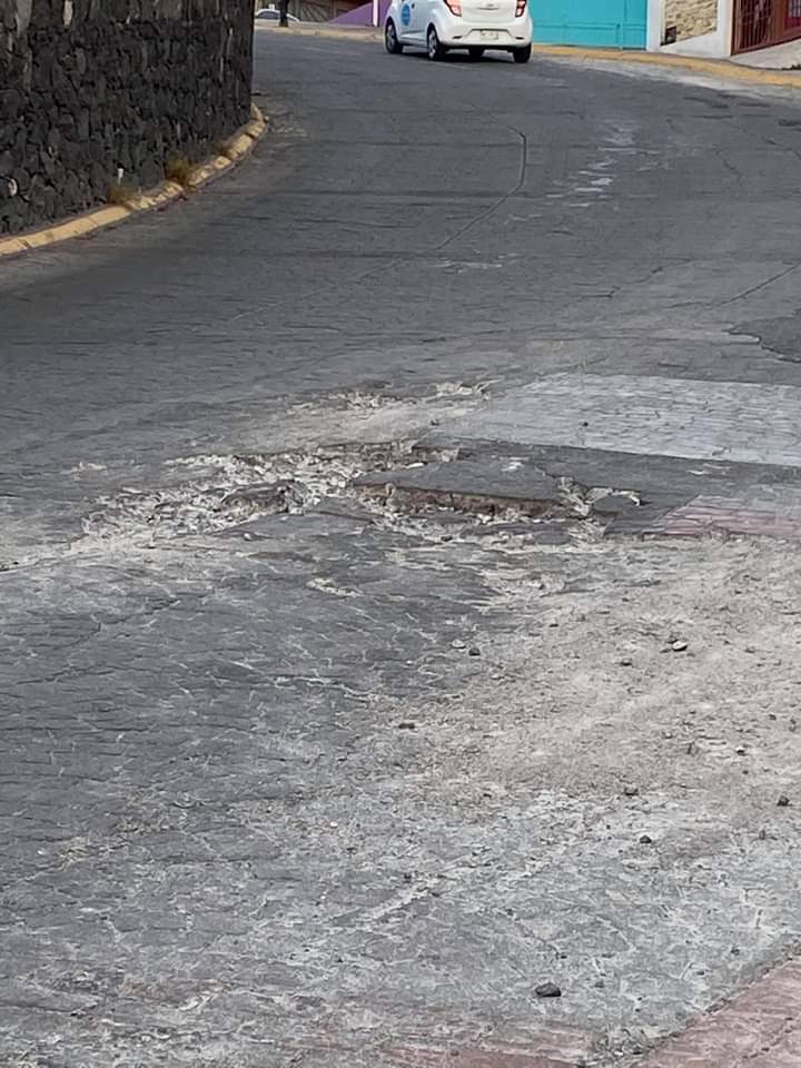 MarianaLanni_'s tweet photo. En la subida a milenio III por constituyentes tenemos un enorme bache, además un poco más adelante una coladera destapada ya por varias semanas, ya muchos vecinos han reportado pero aún no lo vienen a arreglar 🤔

@qromunicipio @LuisBNava @DenunciaEnQro https://t.co/Oc3xTZwb6u
