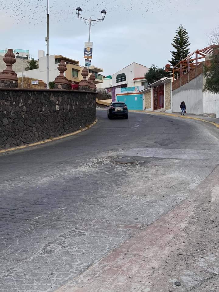 MarianaLanni_'s tweet photo. En la subida a milenio III por constituyentes tenemos un enorme bache, además un poco más adelante una coladera destapada ya por varias semanas, ya muchos vecinos han reportado pero aún no lo vienen a arreglar 🤔

@qromunicipio @LuisBNava @DenunciaEnQro https://t.co/Oc3xTZwb6u