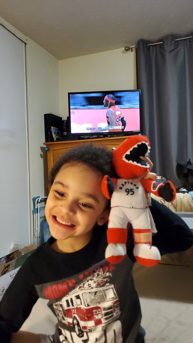 hechy1's tweet photo. Go Raptors Go! #tangerinefanangle https://t.co/f7WLirYQXN