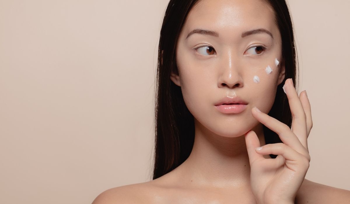 irenskin's tweet photo. 🌻 Tuesday Tips 🌻
When layering your skincare, remember to let each product set for at least 1 to 2 minutes to ensure they're not counteracted or diluted by the next one you put on!
Have a great Tuesday, loves! 💖
#irenskin #skincare #skincaretips #skincareaddict #beauty https://t.co/y8YJFnkLik