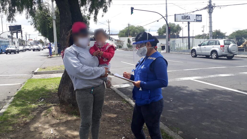 mishelmanchenok's tweet photo. En los alrededores del Terminal de #Carcelén, #Quito📍ejecutamos abordajes a personas en situación de mendicidad. 
Con la información obtenida coordinamos la intervención conjunta con las entidades del Estado.

#MisiónNavidad 

@TaianoVicente2 
@InclusionEc https://t.co/Tpi0T7VZyg