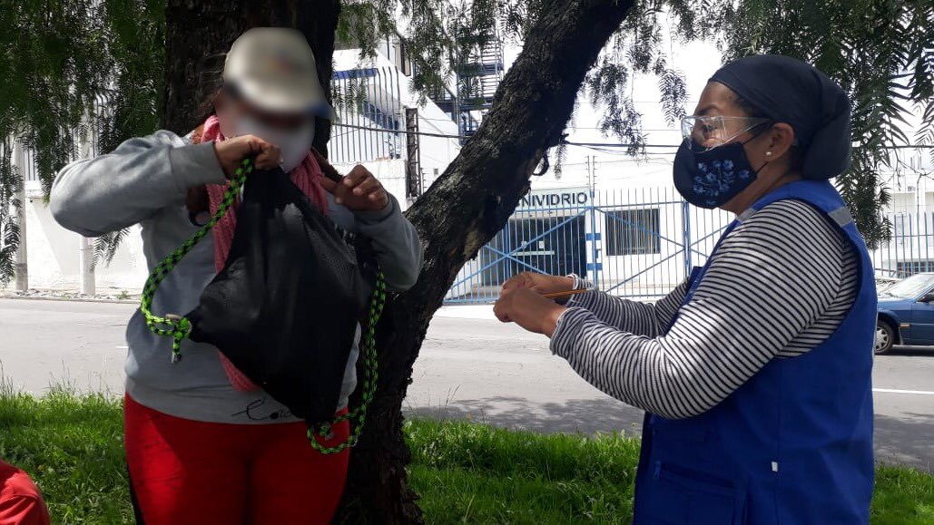 mishelmanchenok's tweet photo. En los alrededores del Terminal de #Carcelén, #Quito📍ejecutamos abordajes a personas en situación de mendicidad. 
Con la información obtenida coordinamos la intervención conjunta con las entidades del Estado.

#MisiónNavidad 

@TaianoVicente2 
@InclusionEc https://t.co/Tpi0T7VZyg