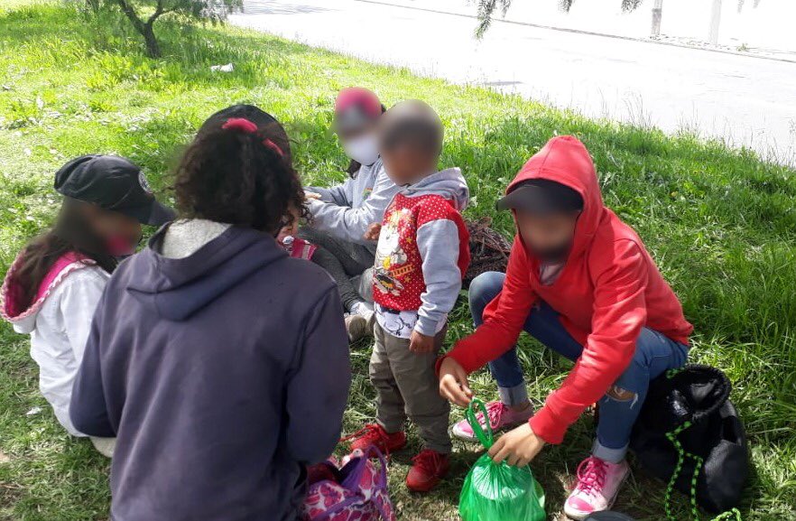 mishelmanchenok's tweet photo. En los alrededores del Terminal de #Carcelén, #Quito📍ejecutamos abordajes a personas en situación de mendicidad. 
Con la información obtenida coordinamos la intervención conjunta con las entidades del Estado.

#MisiónNavidad 

@TaianoVicente2 
@InclusionEc https://t.co/Tpi0T7VZyg