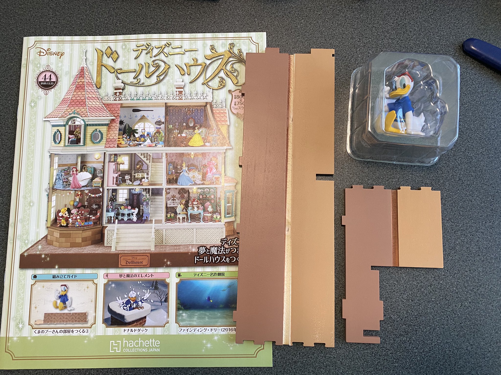 ハルム 43号 Amp 44号 工作少ないのでまとめて 壁板接着と壁紙貼りのみ 43号小物おしゃれ キャットのバラとスツール 44号はドナルドダックフィギュア付きです ディズニードールハウス T Co 0hcwj4emm9 Twitter