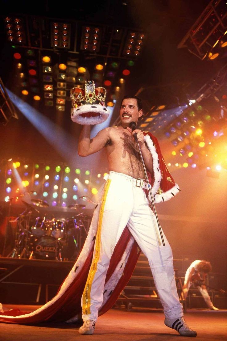 anni09caroline's tweet photo. Bohemian Rhapsody na Globo e eu tenho apenas uma coisa pra dizer 

freddie mercury não nasceu pra ser um astro do rock e sim UMA LENDA https://t.co/TC4DLKaSIO