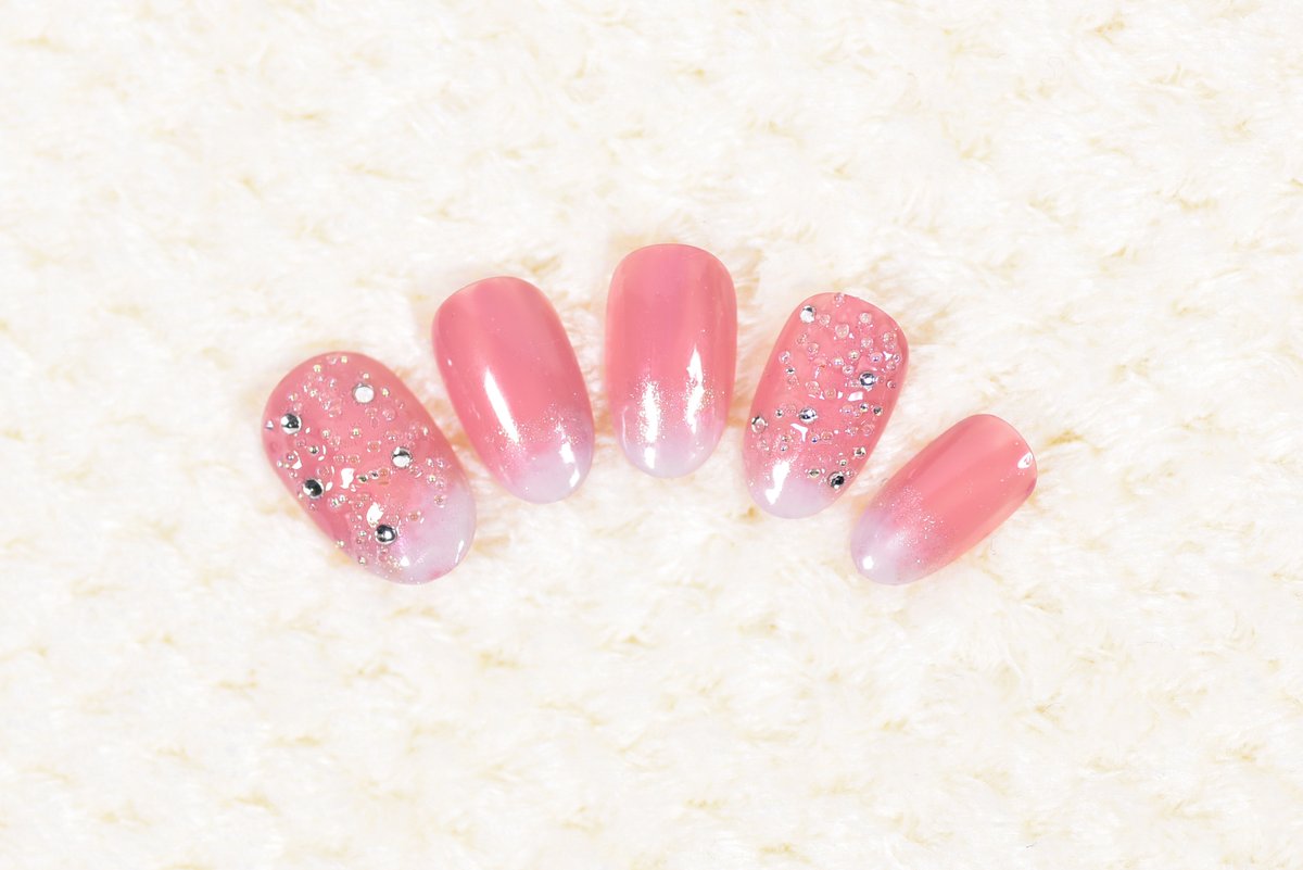 Nihonail ニホネイル ネイルデザイン発信中 ピンク 白グラデーションのロマンティックイルミネーションネイル クリスタルピクシーをゴージャスに散りばめたキラキラのネイルは 冬のイルミネーションを楽しみたいときにおすすめです 作り方はこちら