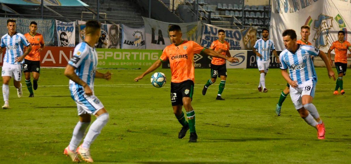 ATOficial's tweet photo. #CopaDiegoMaradona 🔟🏆

Tropezón en casa

Atlético tuvo una mala noche y cayó 2 a 0 ante Banfield, en Tucumán.

➡️ https://t.co/d4M1IyQoKC

#VamosDecano 💪💙🤍 https://t.co/rFh7U6zZql