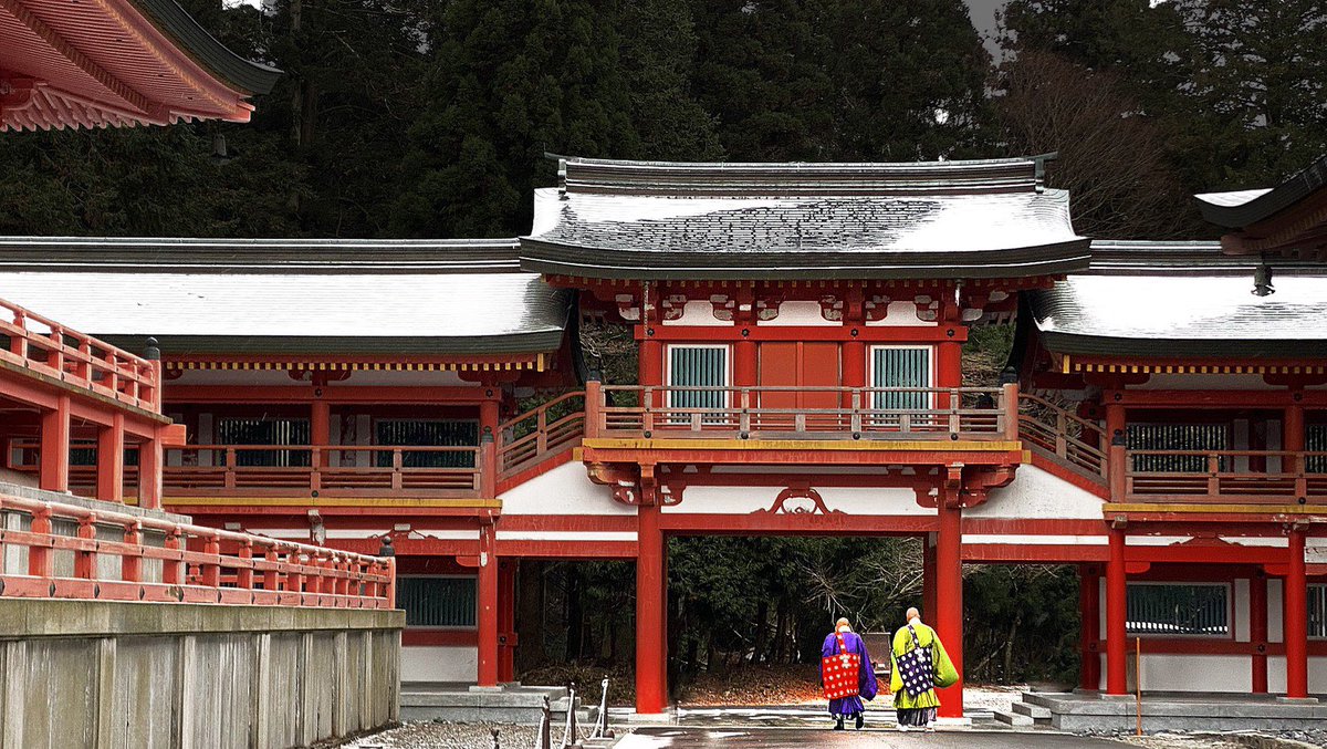 延暦寺 公式 本日 比叡山は初冠雪で今もチラチラと雪が降っております お参り予定の方はしっかりと防寒のうえお越しください 延暦寺 雪 初冠雪