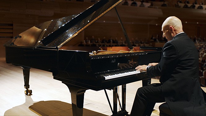 씨네큐브 상영시간표 (12월 16일 수요일) 1관 마틴 에덴 10:30 남과 여: 여전히 찬란한 13:00 피아니스트의 마지막 인터뷰 14:50 안티고네 16:50 로맨틱...