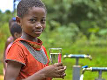 HelpNow15's tweet image. There are limited sources of water available to provide clean drinking water to the entire population of Africa. Surface water sources are often highly polluted, and infrastructure to pipe water from fresh, clean sources to arid areas is too costly of an endeavor.