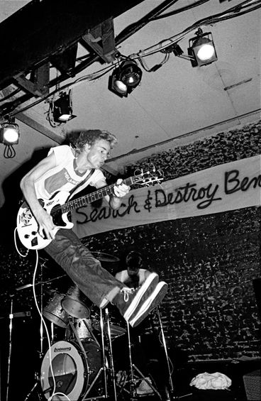 PunkRockStory's tweet photo. Chip Kinman, guitarist of punk band the Dils, jumps on stage at the Search and Destroy Magazine Benefit Concert at the Mabuhay Gardens, San Francisco, 11th May 1978. Photo by Ruby Ray
#punks #punkrock #oldschoolpunk #thedils #chipkinman #mabuhaygardens #history #punkrockhistory https://t.co/JsgpcOQE3W