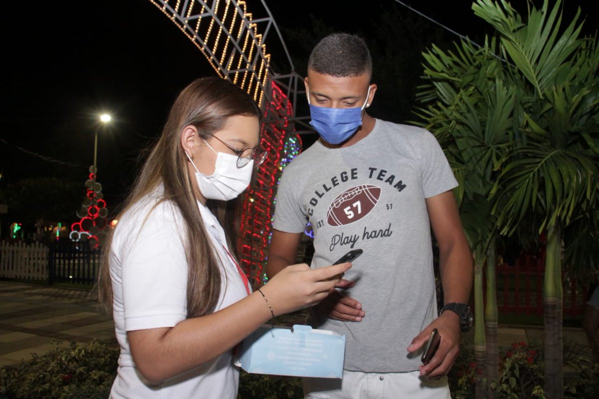 123hias's tweet photo. La salud de nuestra querida Valledupar es prioridad, especialmente en esta Navidad, por eso nos tomamos el parque La Provincia, junto a @SecGobiernoVup, para realizar control en calle con el aplicativo #CPC19 para la prevención de #Covid_19 y uso de pólvora. #ValleduparSaludable https://t.co/5pWGfm9Twc