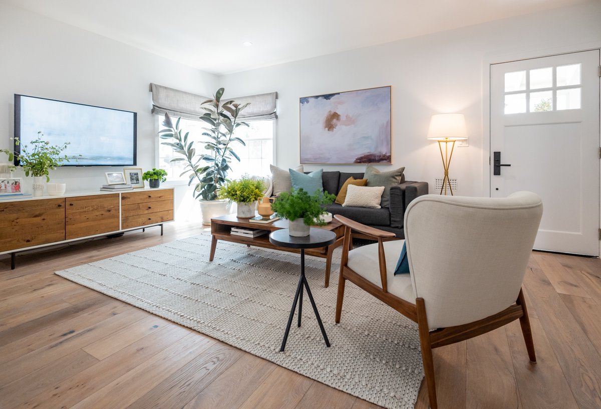 A new #CelebIOU season means a new #InsideTheDesign! 🛠️🏠 With some help from @ZooeyDeschanel, we opened up her best friend’s closed off, 900-sq ft. house giving space for cooking, entertaining, and running kids. Get all of the design details here: https://t.co/QDXrYC2NoF https://t.co/i0UsSZhRSZ