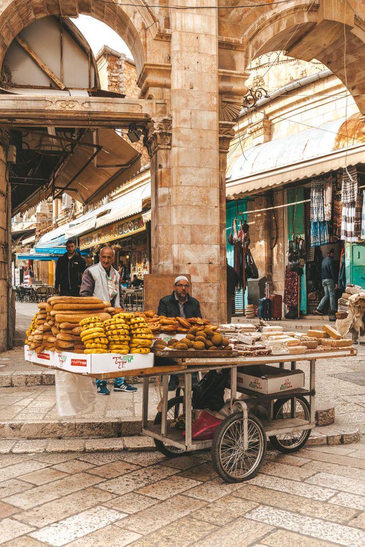 IslamEssa_Gaza's tweet photo. Good Morning 🌞 from Jerusalem .🧡 This an old Palestinian man in Jerusalem sells (a Jerusalem Bagel) or ( Sesame bread) 🌭🥯 , also ( Malban Sweet ) or (Turkish delight ) which it's a very delicious sweet🍡🍥
#Jerusalem ✌️#Palestine 🇵🇸
#Malban #Sweet #Food
🕊️ #FreePalestine 🕊️ https://t.co/VbZNFttToh