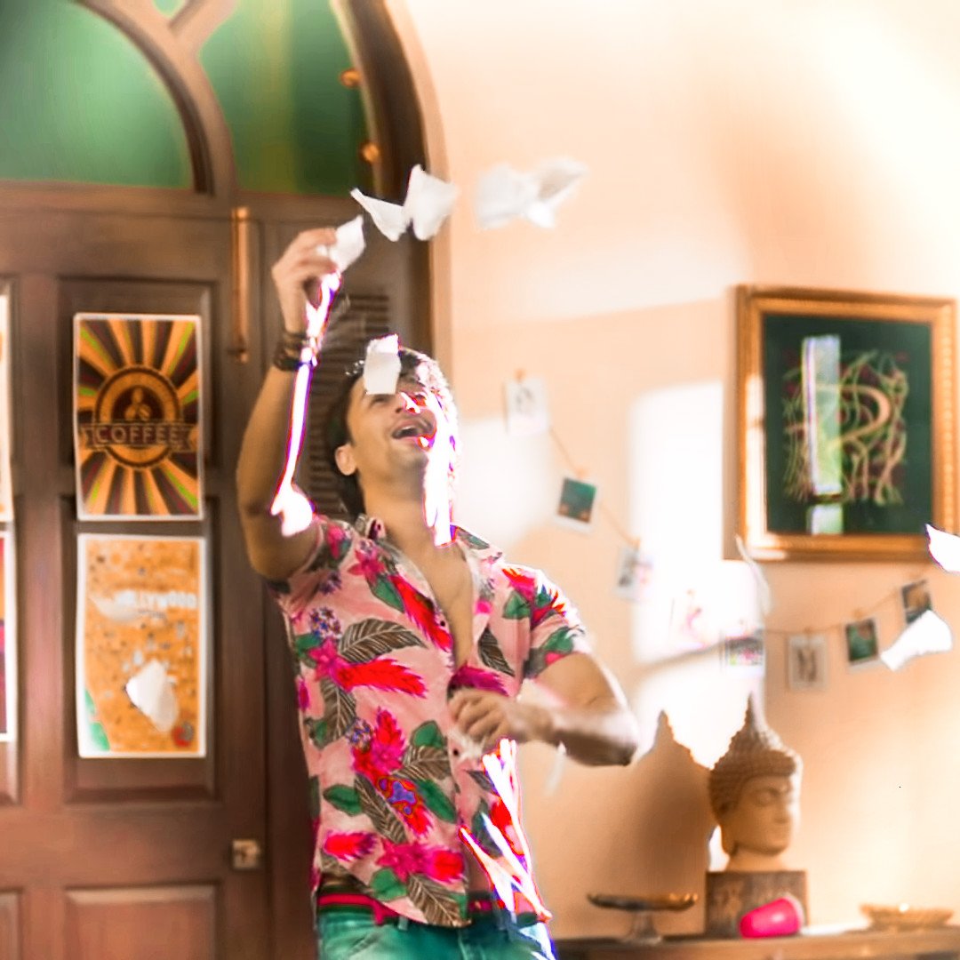 Red pink green.. so colourful..  @Shaheer_S  #ShaheerSheikh  #ShaheerInJeTuNaBulawe  #JeTuNaBulawe Link 