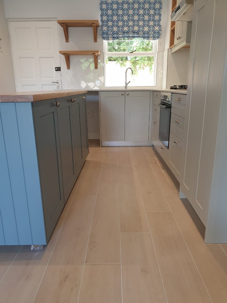 interiorfusionk's tweet photo. Claremont Living ✨ 

#HandPainted
#ShakerDoors 
#FolkestoneGreyMelamineCarcasses
#SubwayTiles
#PicassoWhiteCounters 
#CupsAndKnobs
#SolidOakIslandTop
#BatternIslandPanels
#IslandOnCastors 
#MovableIsland
#FloatingShelvesWithKatiaBrackets  
#BroomUnitWithShallowShelves
#BlumSA https://t.co/npXTLEbXT9