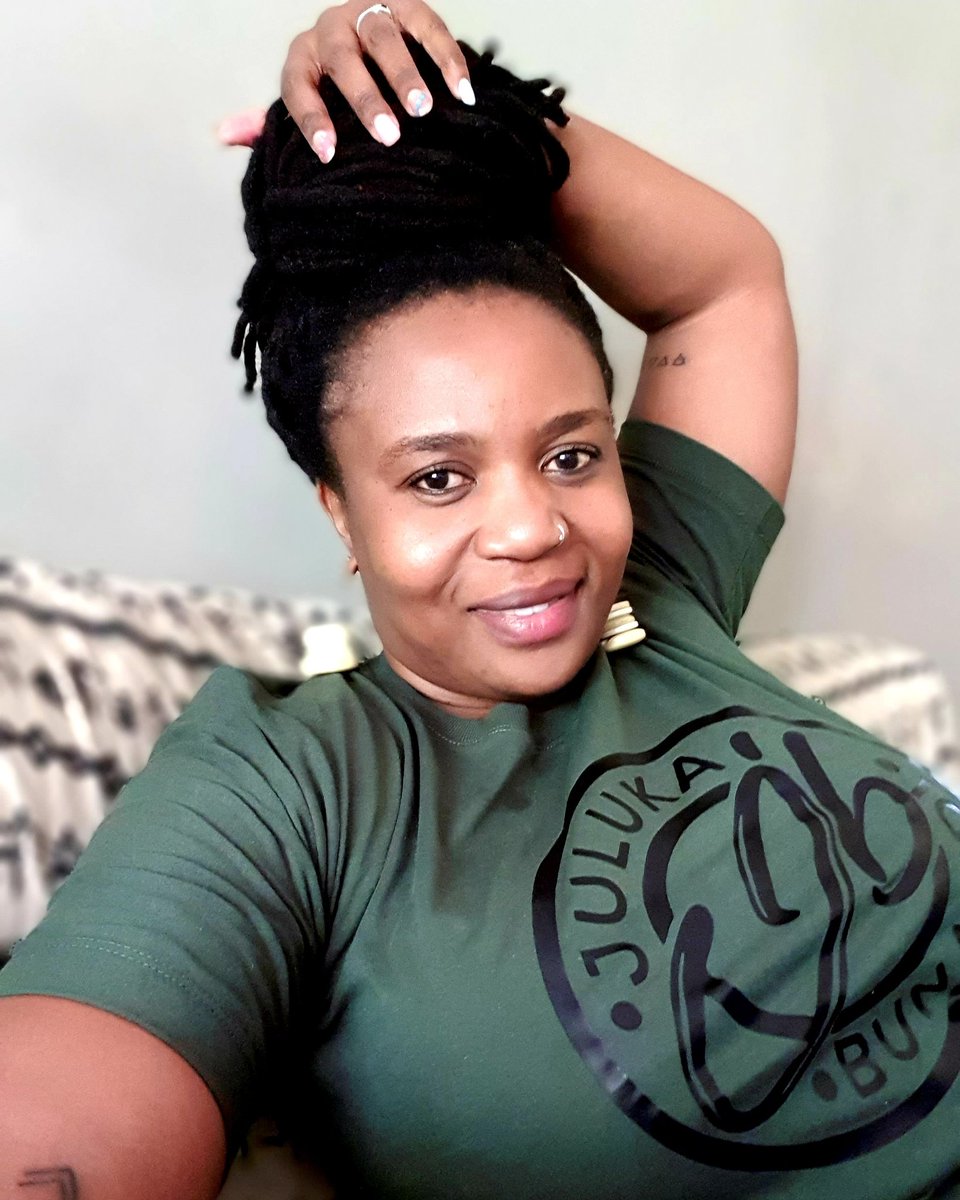 patphiri's tweet photo. Exactly 2 weeks to go...
#birthdaycountdown
Tshirt: Juluka Bunandi by @JulukaBunandi
Mood: Ndi-he-pi 🥰
Glow lokunye:My mama, my ancestors and God 🌻
#inked #pierced #dreadlocked
#ShebasBaby #GodsFavourite 💛
#NdebeleTwitter @CurateByo @CurateGwanda @CurateZhwane https://t.co/IuzmOU6NeY