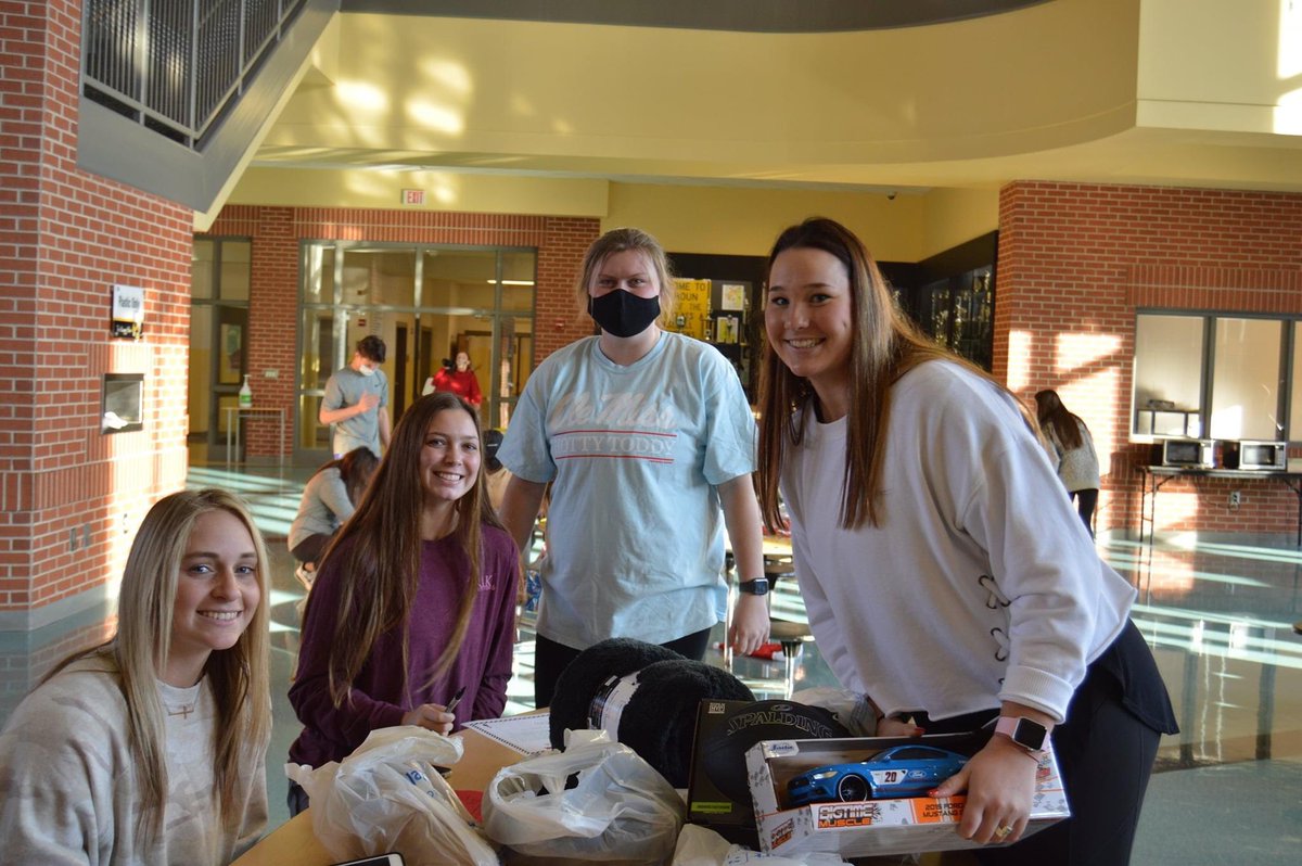 Had so much fun at Shop with a Stinger.  Love that my high school participates in such a good program for our community.  I hope the kids enjoy their Christmas surprises! 🎄🎅🏻