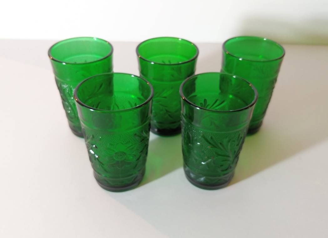 apeaceofmymind0's tweet photo. Emerald Green Depression Juice Glasses my #etsy shop: Antique Green Sandwich Depression Glasses Vintage Anchor Hocking Green Depression Glass Kitchen Dining Glassware #vintagejuiceglass #depressionglasses #antiqueglasses #anchorhockingglass #greenglasses https://t.co/oA0BvvXGz9 https://t.co/ybnLZd8RvN