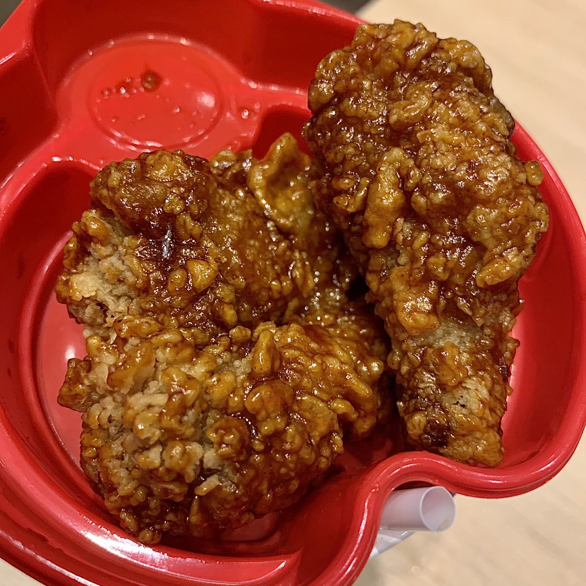 Herepaolicious's tweet photo. งุ้ยยย McDonald's ออกเมนูใหม่ #Snack2Go เอาไก่ทอดเกาหลีมาไว้บนแก้วน้ำ แถมโค้กรีฟิลไม่อั้น ทั้งกินทั้งดื่มได้ในคราวเดียว จะเดินไปกินไปก็สะดวก หรือกินในรถก็ได้หมด ไก่เกาหลีอร่อยแซ่บมากกก ชุดละ85฿นะ ซื้อได้ที่หน้าร้านและไดรฟ์ทรูเลย ถึง 31 มค 64 เน้ออ🥤🍗
#อร่อยซ่าได้ทุกที่ #McDxCoke https://t.co/0LXqhbWJvf